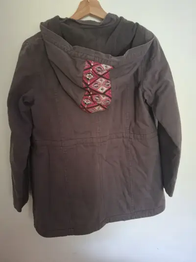 Chaqueta de mujer con capucha y diseño étnico - miniatura 3