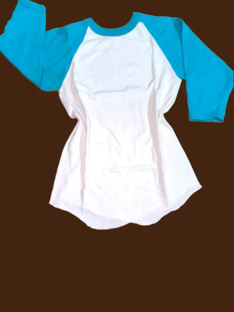 Polera de béisbol blanca y azul