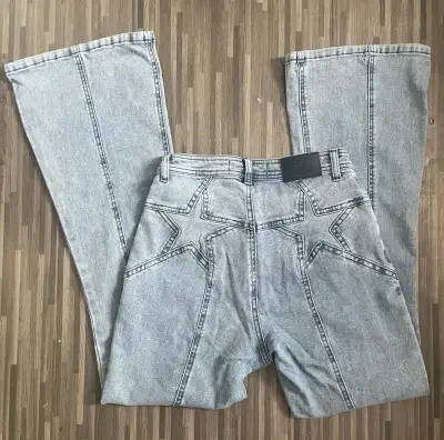 Jeans celeste con diseño de estrellas 36-38 - miniatura 1