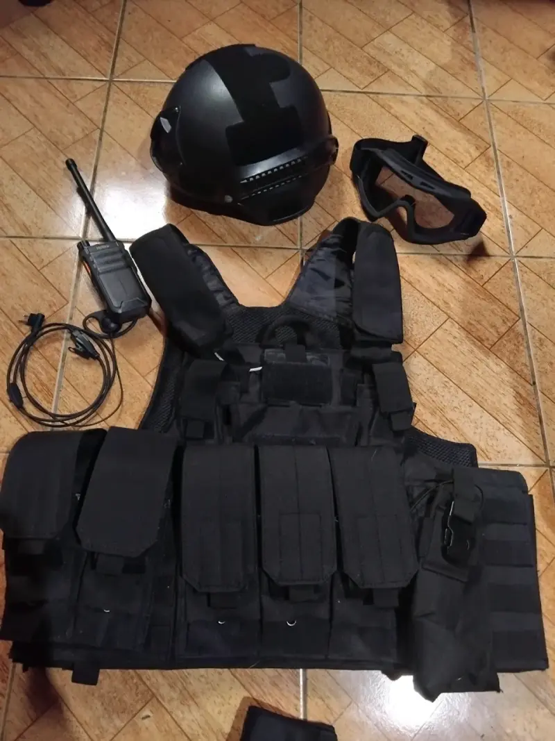 Equipo táctico completo con casco y chaleco
