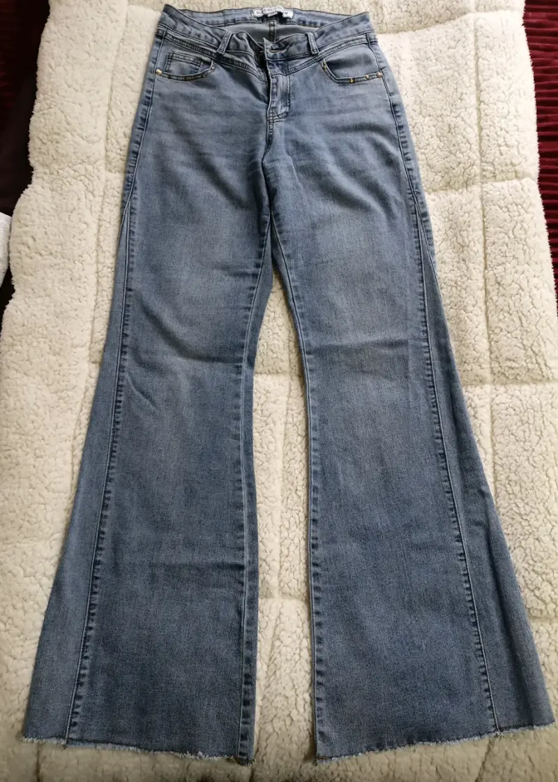 Jeans acampanados de mezclilla azul para mujer - 1