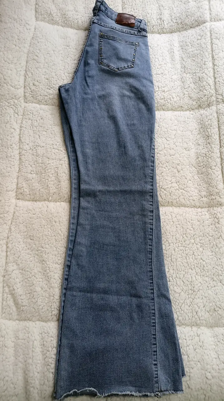 Jeans acampanados de mezclilla azul para mujer - 2
