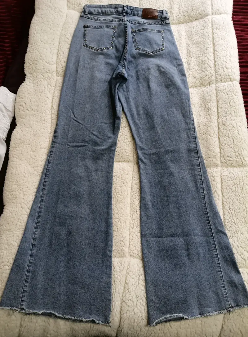 Jeans acampanados de mezclilla azul para mujer - 3