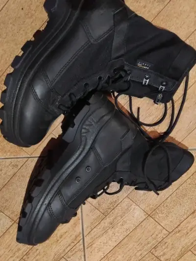 Botas tácticas negras resistentes y cómodas - miniatura 1