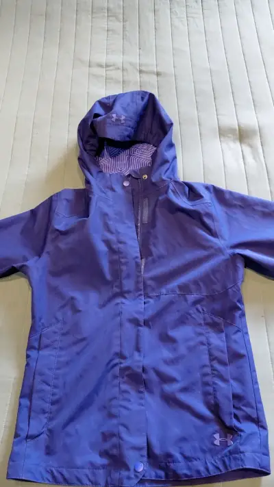 Chaqueta impermeable morada Under Armour para mujer - miniatura 1