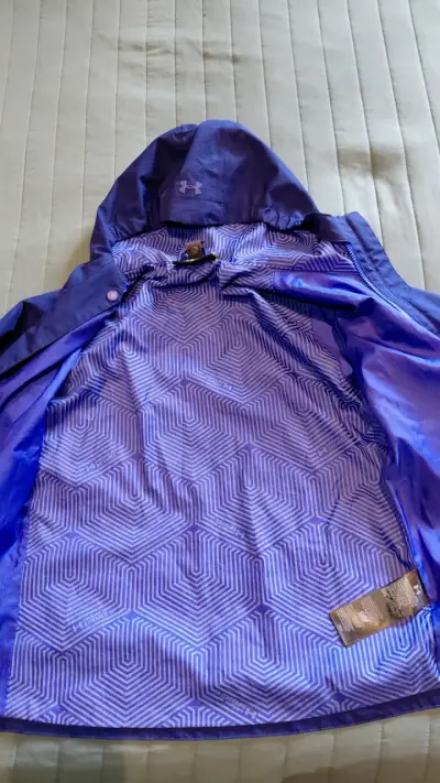 Chaqueta impermeable morada Under Armour para mujer - miniatura 5