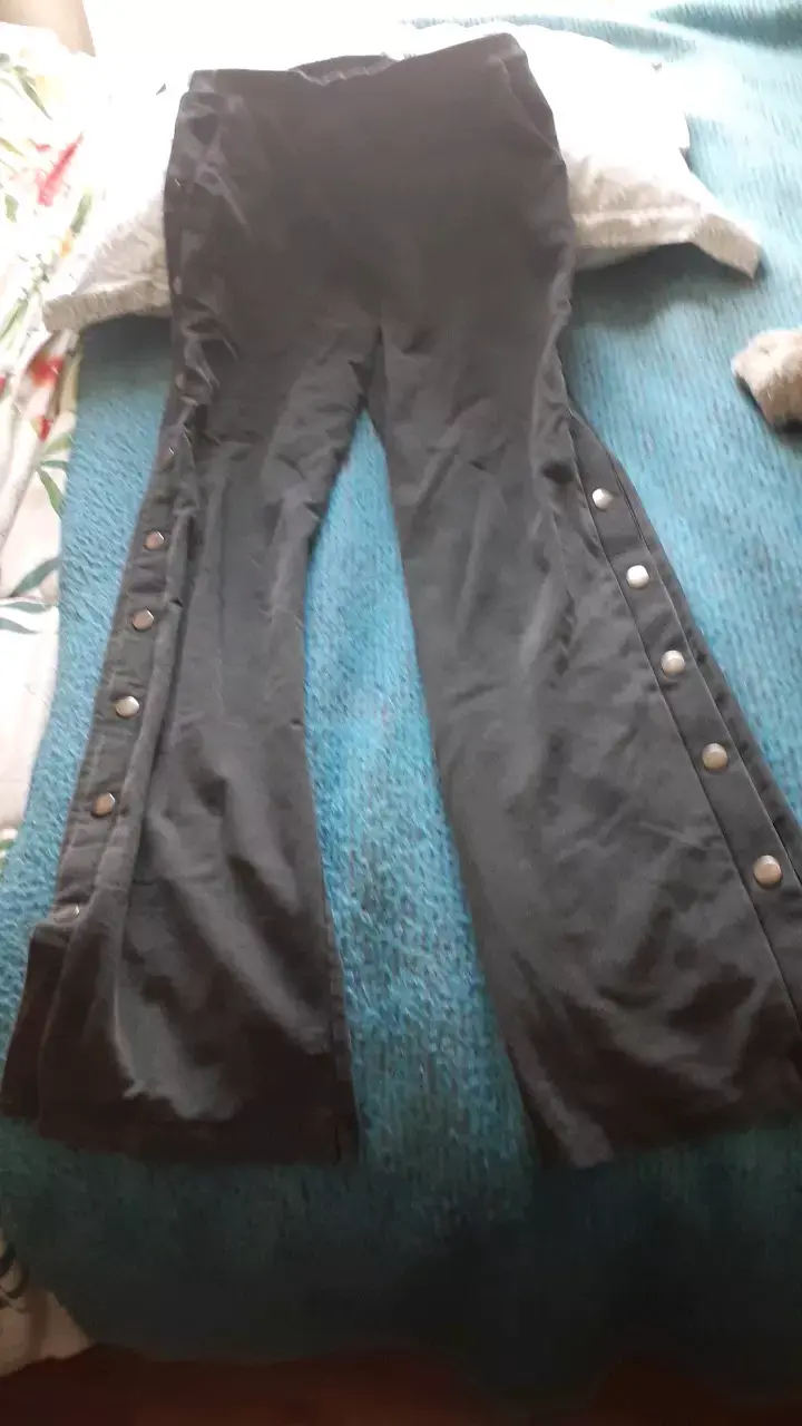 Pantalones negros con botones laterales - 1