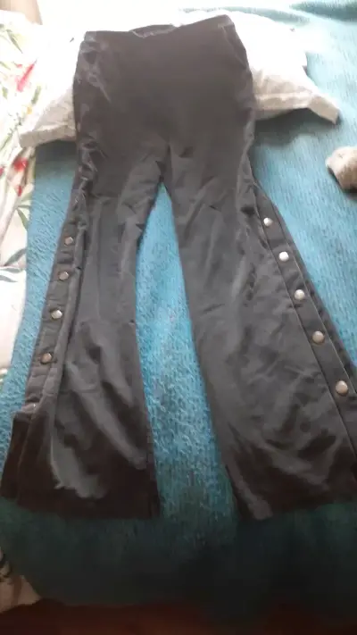 Pantalones negros con botones laterales - miniatura 1