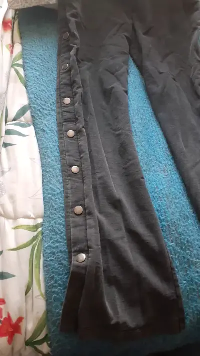 Pantalones negros con botones laterales - miniatura 2
