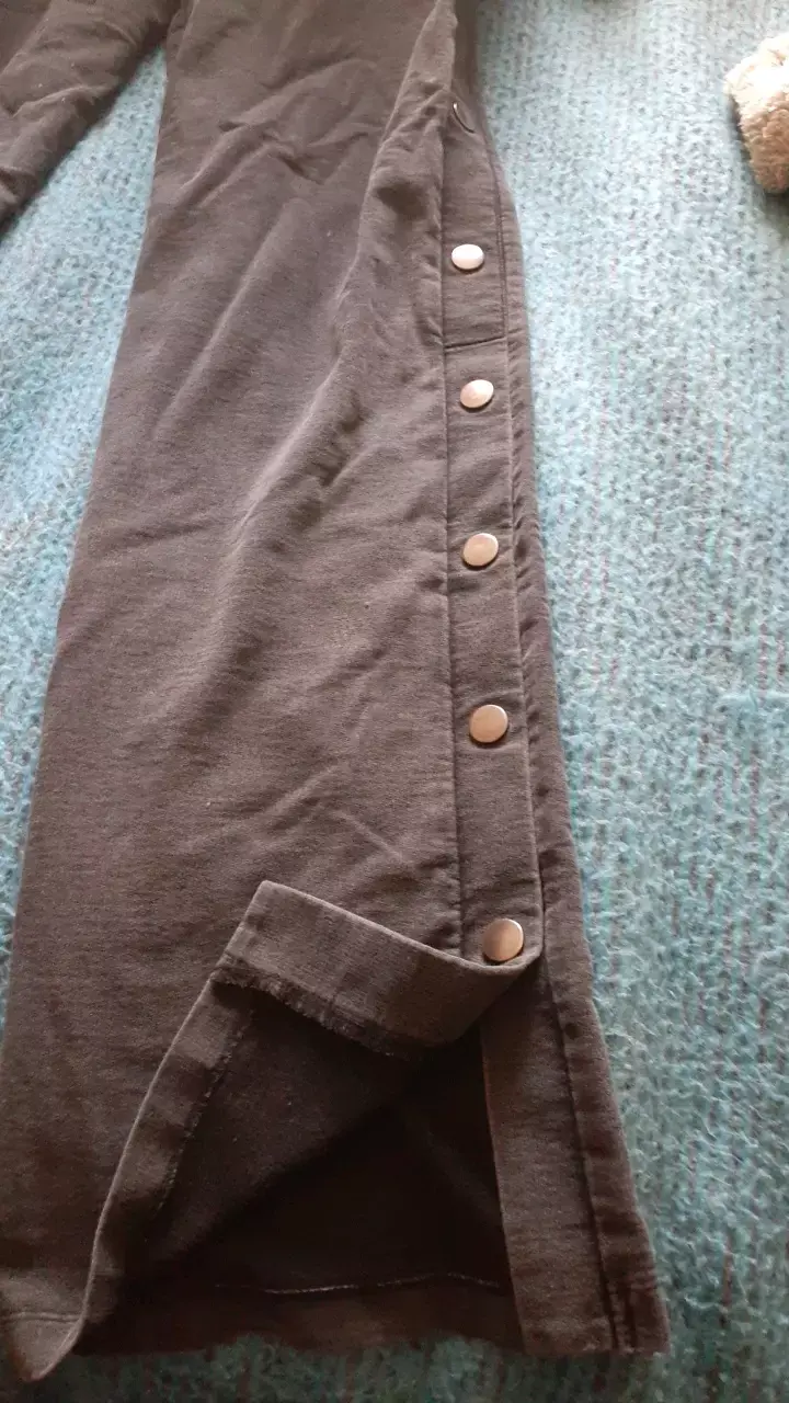 Pantalones negros con botones laterales - 3