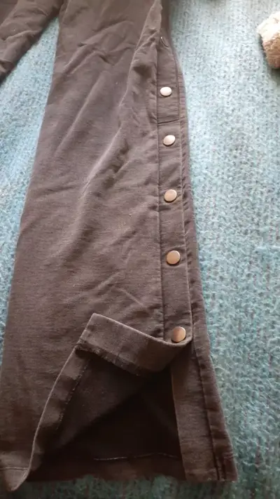 Pantalones negros con botones laterales - miniatura 3