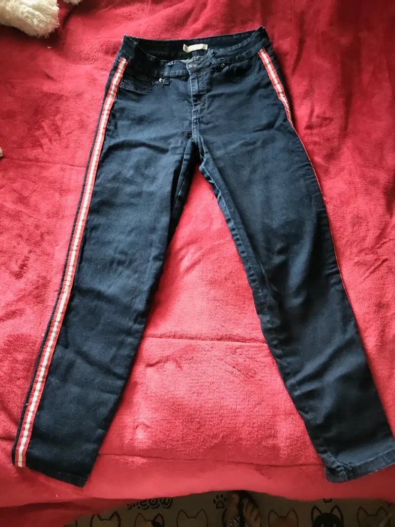 Jeans azul oscuro con franjas laterales rojas - 1