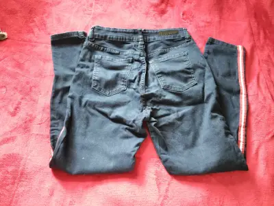 Jeans azul oscuro con franjas laterales rojas - miniatura 2