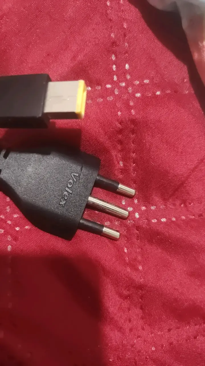 Cargador Lenovo 135W para portátiles - 2