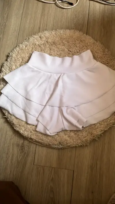 Falda Blanca con Vuelitos - miniatura 1