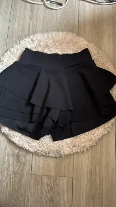 Falda pantalón negra con volantes - miniatura 1