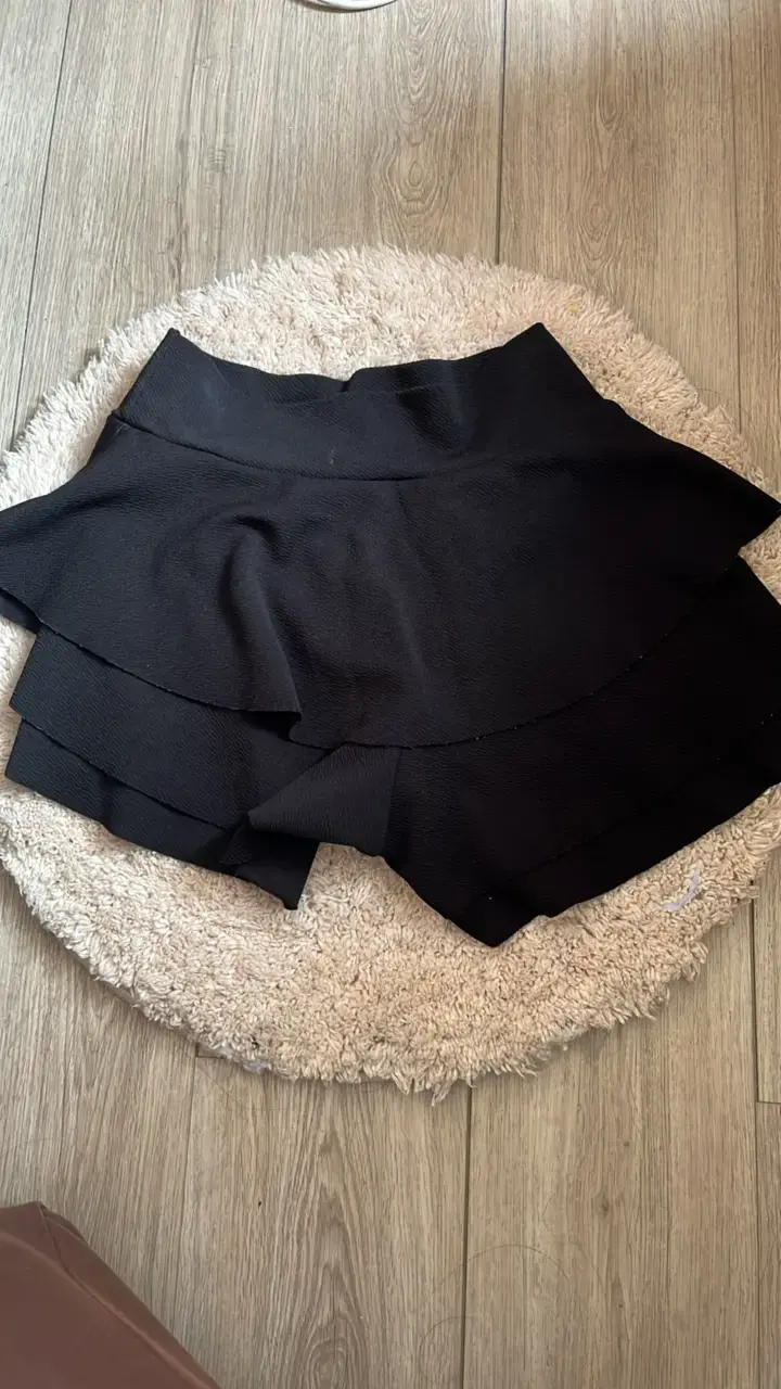 Falda pantalón negra con volantes - 2