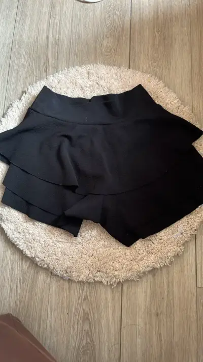 Falda pantalón negra con volantes - miniatura 2