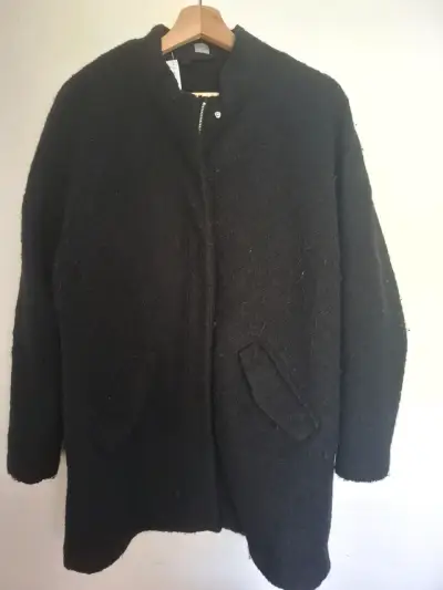 Abrigo negro de lana para mujer - miniatura 2