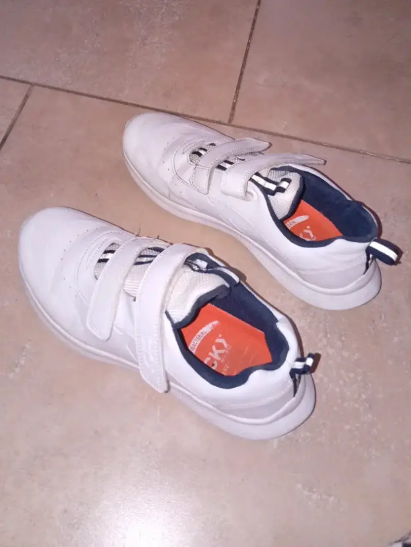 Zapatillas deportivas blancas con velcro - 1