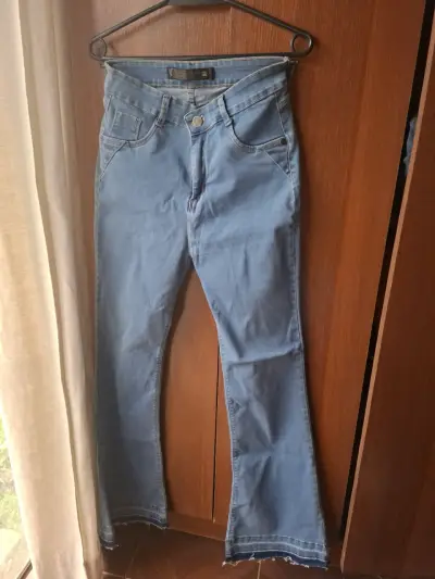 Jeans acampanados de mezclilla azul talla 46 - miniatura 1