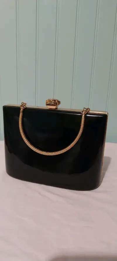 Cartera de mano negra marca Sei con cadena dorada - miniatura 1