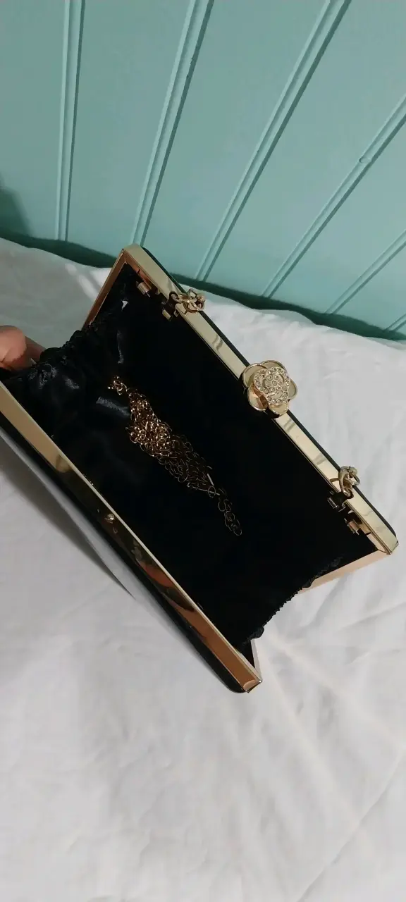 Cartera de mano negra marca Sei con cadena dorada - 2