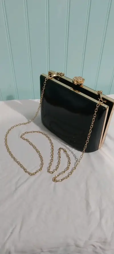 Cartera de mano negra marca Sei con cadena dorada - miniatura 3
