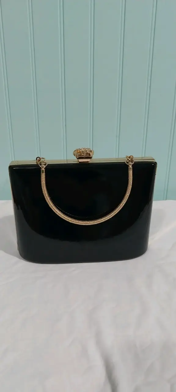 Cartera de mano negra marca Sei con cadena dorada - 4