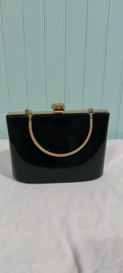 Cartera de mano negra marca Sei con cadena dorada - miniatura 4