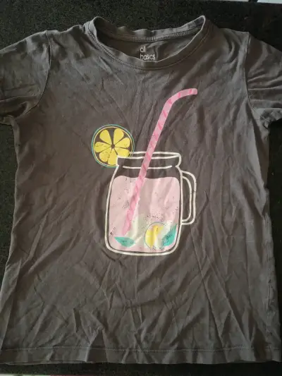 Polera gris con diseño de bebida All Basics - miniatura 1