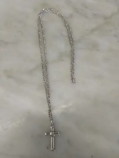 Collar de plata con cruz colgante y reloj - miniatura 1