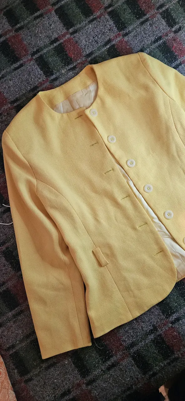 Chaqueta amarilla de mujer elegante - 1