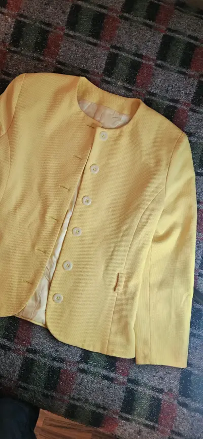Chaqueta amarilla de mujer elegante - miniatura 2