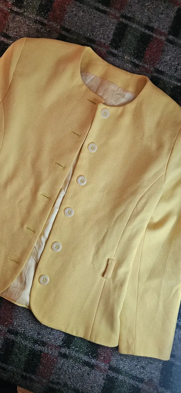 Chaqueta amarilla de mujer elegante - 3