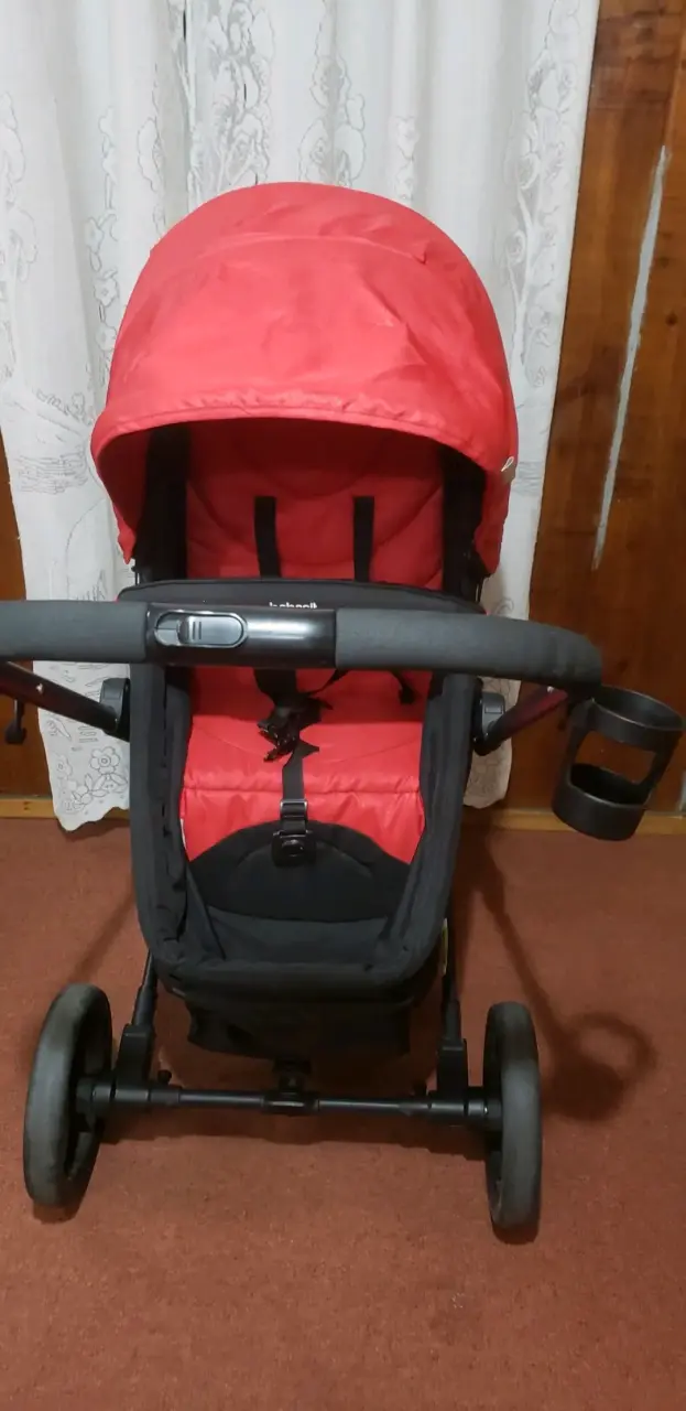 Coche de bebé rojo con silla de auto - 1