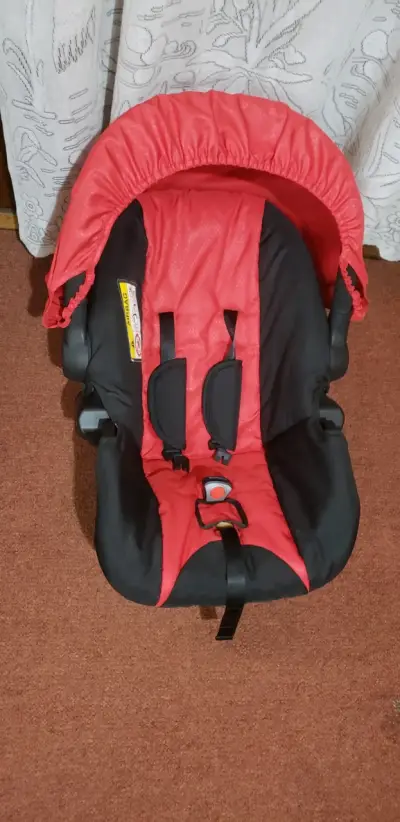Coche de bebé rojo con silla de auto - miniatura 3