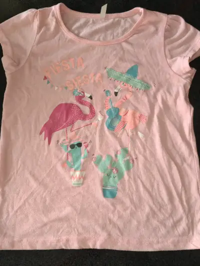 Polera infantil rosa con diseño de flamencos - miniatura 1