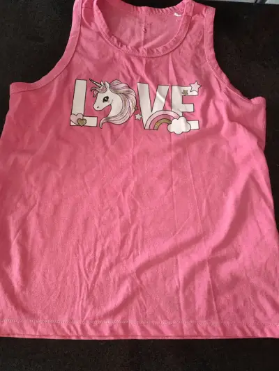 Polera sin mangas rosa con diseño de unicornio - miniatura 1