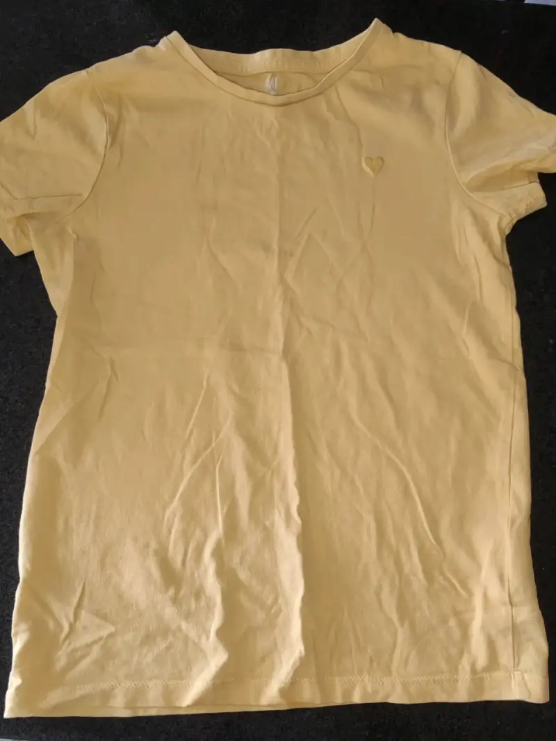 Polera amarilla con diseño de corazón - 1