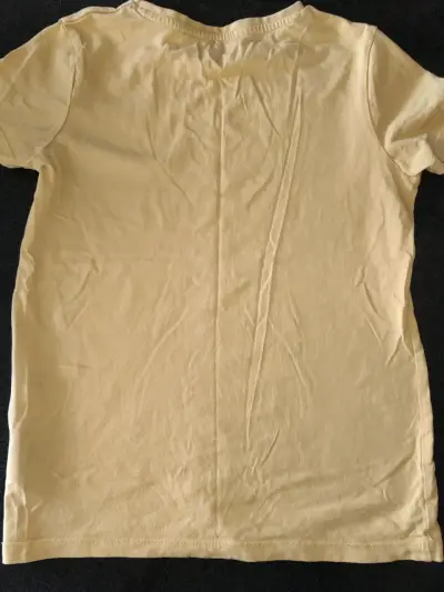 Polera amarilla con diseño de corazón - miniatura 2