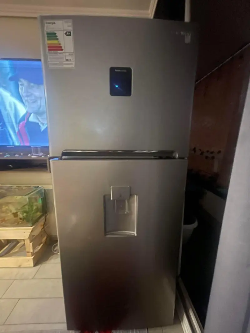 Refrigerador Daewoo con dispensador de agua - 2