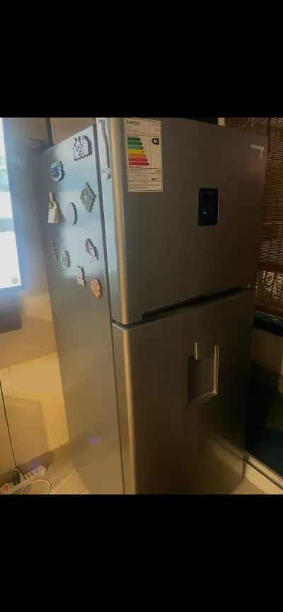 Refrigerador Daewoo con dispensador de agua - miniatura 4
