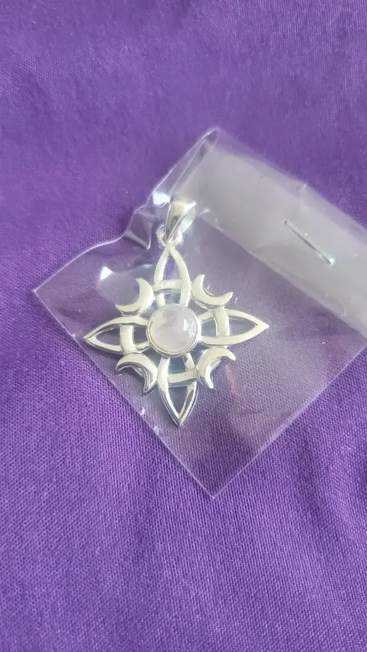 Colgante de plata nudo de bruja con cuarzo rosa - 1
