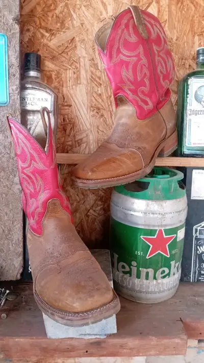 Botas vaqueras de cuero con diseño rojo - miniatura 1