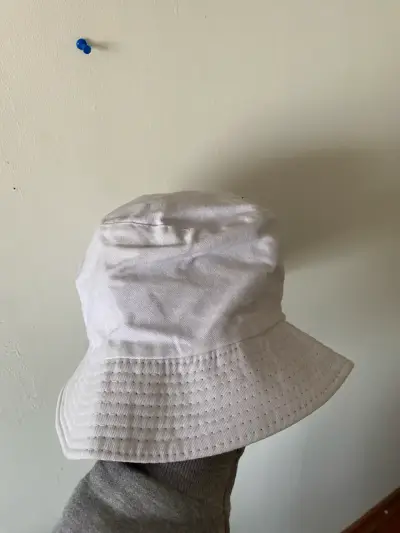 Sombrero bucket blanco con diseño - miniatura 2