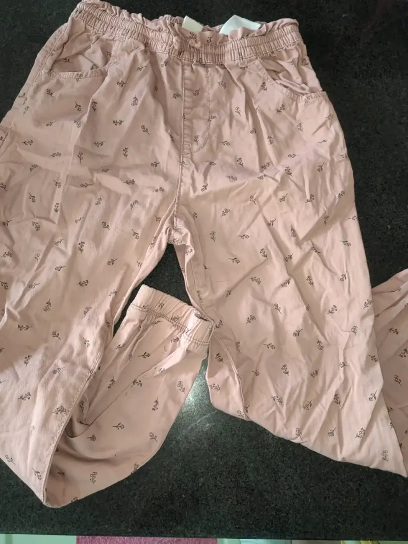 Pantalones rosados con estampado floral - 1
