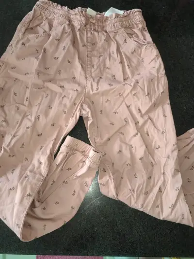 Pantalones rosados con estampado floral - miniatura 1