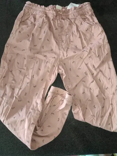Pantalones rosados con estampado floral - miniatura 2