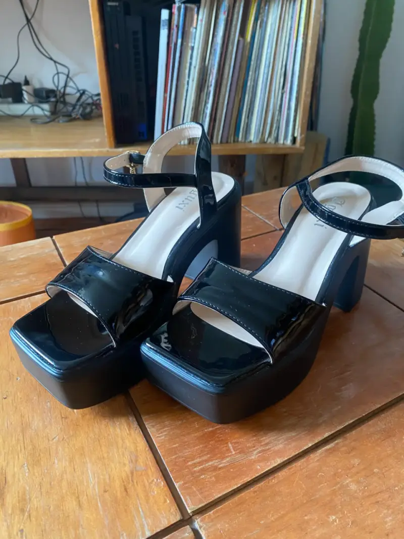 Sandalias negras con plataforma - 1